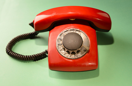 红色复古的电话，在彩色背景上