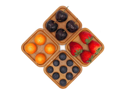 新鲜的夏季水果, 樱桃, 草莓, 海角醋栗和蓝莓在木质板材隔绝白色背景