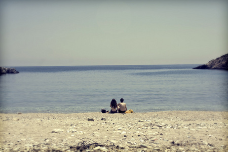 情侣在海滩上