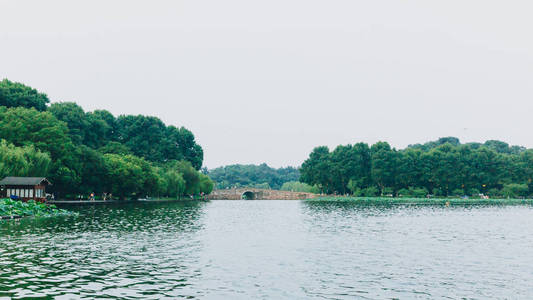 杭州西湖景观, 有桥梁和树木的水, 在杭州, 中国