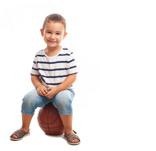 小男孩坐在篮球上