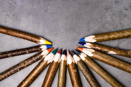 回到学校和教育横幅用五颜六色的铅笔, 框架多彩多姿的铅笔在灰色背景。9月的第一个。去上学