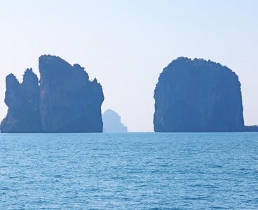 岩层和周围泰国甲米奥南的岛屿