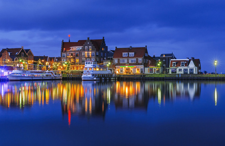 圣诞之夜，荷兰的 Volendam 滨水区