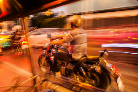 在曼谷，泰国，在运动模糊，嘟嘟车外可见的夜交通