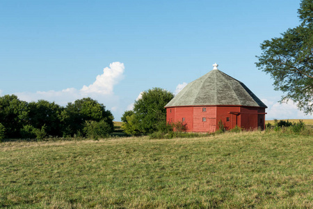 独特的圆形红色谷仓包围在伊利诺伊州农村开放农田