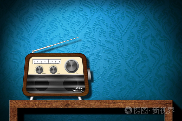 与蓝色壁纸背景的木桌上的复古收音机