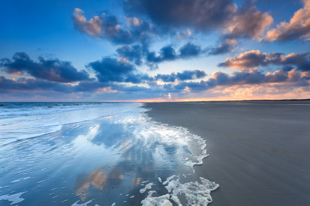 cloudscape 反映在海上日出