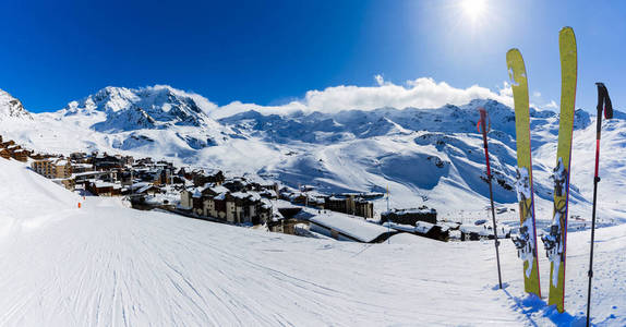 冬季滑雪, 从高山滑雪和瓦尔 Thorens 度假村在法国的阳光明媚的一天, 阿尔卑斯山的景色