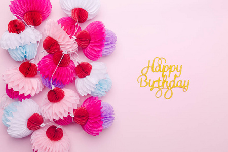 纸纸杯蛋糕花环和快乐的生日字母在粉红色的背景。派对和庆祝理念。适合您的任何项目水平