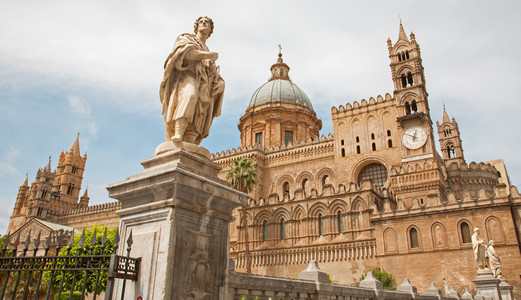 巴勒莫南面入口的大教堂或大教堂和圣尤斯特歇斯雕像