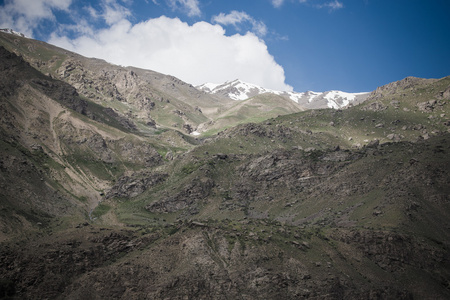山和云。春天。塔吉克斯坦。定了调子