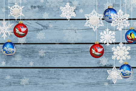 圣诞节和新年装饰品 雪花和圣诞节球在蓝色木背景