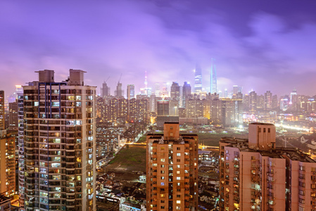 现代城市日出，在上海的天际线
