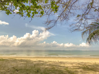 美丽的热带海滩海和沙子在阳光下与蓝天和云彩背景