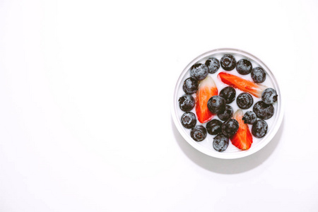 碗酸奶和混合浆果蓝莓草莓白色背景