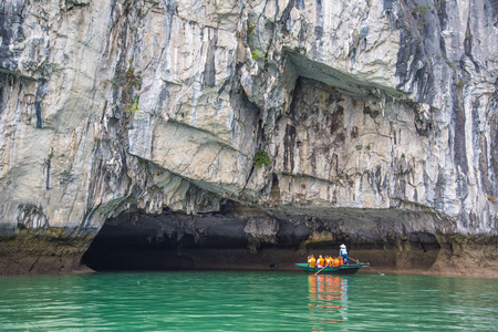 夏季, 越南下龙湾的游客探索洞穴