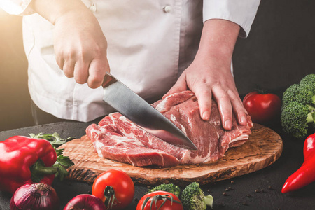 厨师屠夫用刀在厨房切肉, 烹调食物