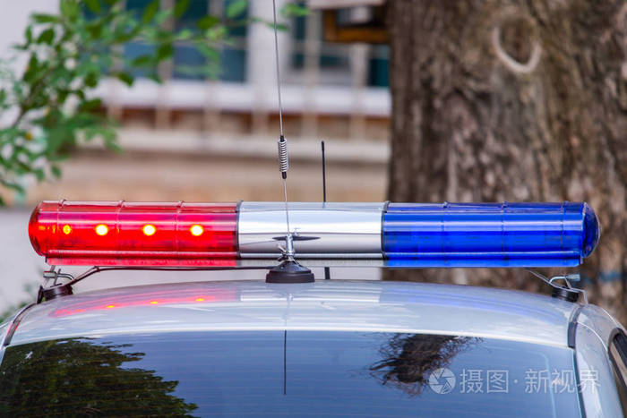 巡逻警车或其他紧急服务的红色和蓝色信号灯