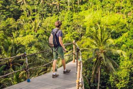 人旅行者的后方看法在看法点由丛林, 巴厘岛, 印度尼西亚