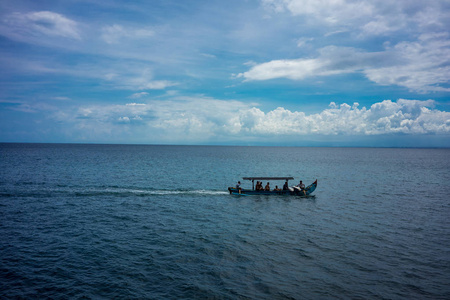 传统的 fisherboat 在多云的水面上航行