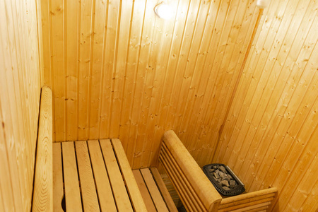 芬兰桑拿浴室内饰。经典的木质桑拿浴。芬兰浴室。木质桑拿小屋。木制的房间。桑拿蒸汽