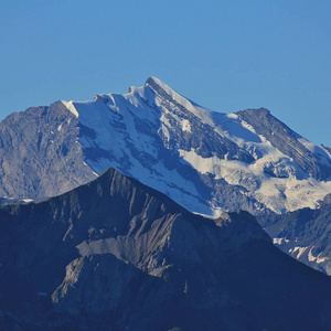 登上 Niederhorn。高山在 Bernese Oberland, 瑞士