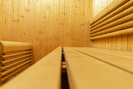 芬兰桑拿浴室内饰。经典的木质桑拿浴。芬兰浴室。木质桑拿小屋。木制的房间。桑拿蒸汽