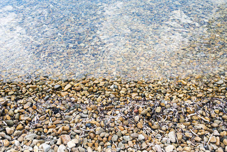 夏季希腊帕特莫斯岛美丽沙滩上的海石观