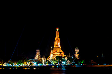 在泰国曼谷的夜 阿伦寺庙