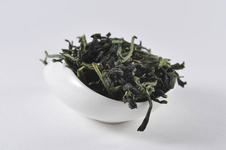 中国绿茶茶。干茶叶。中国茶叶的产品照片。茶和输液。干茶堆