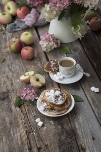 用煎饼苹果咖啡杯和丁香花来结束构图