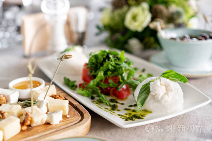 意大利 caprese 沙拉和奶酪盘子.burrata 奶酪, 和.白