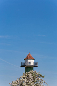 在德国乡村的水塔在蓝天晴朗的春天假期