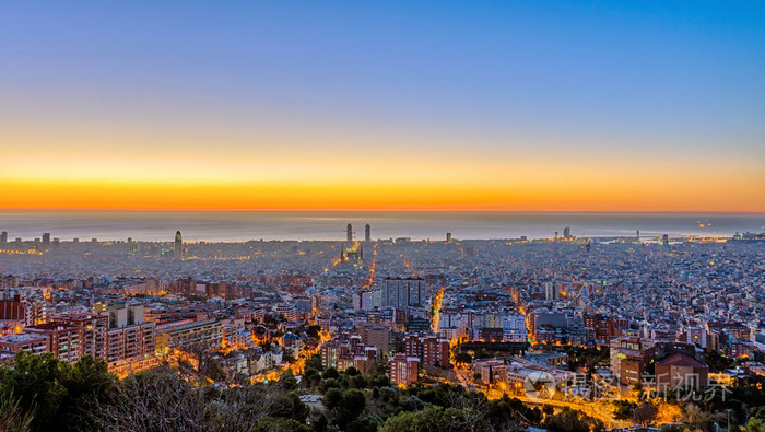巴塞罗那在日落之前的全景
