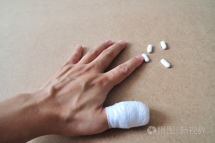 男人手用拇指绷带
