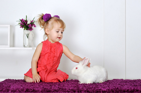 快乐的小女孩与小白兔