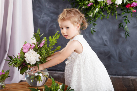 可爱的小女孩的肖像与一束花