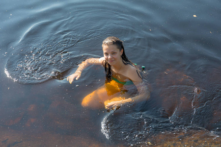 夏日水中的女孩肖像