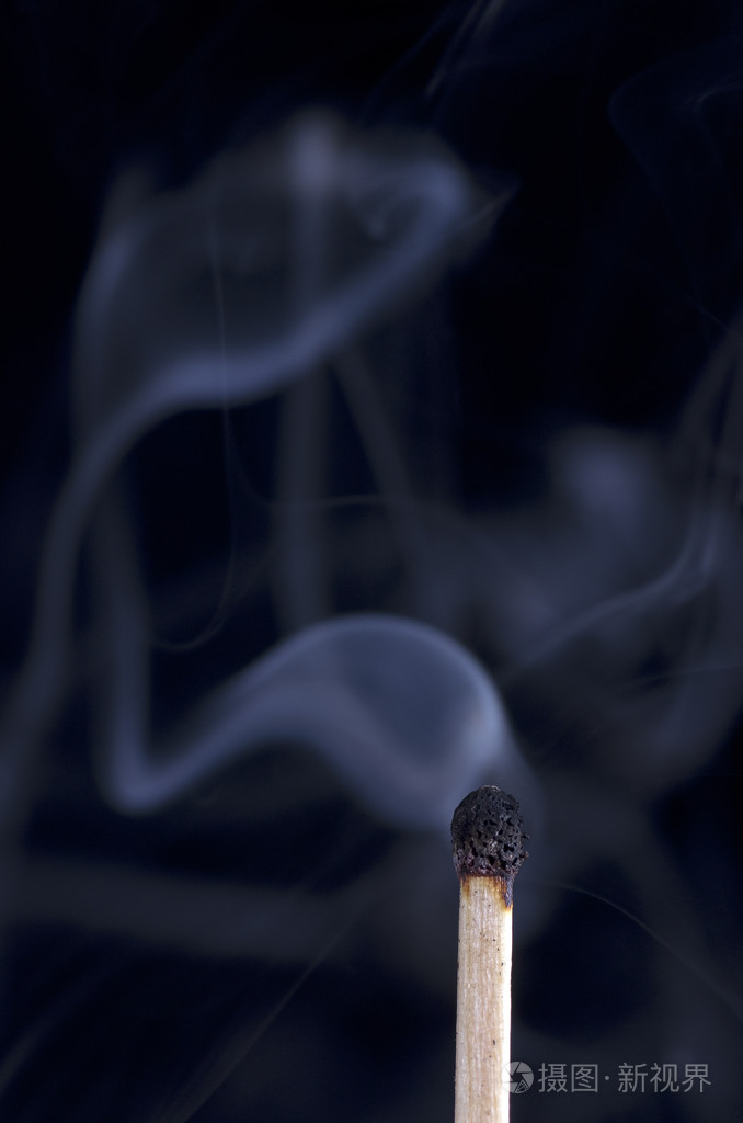 燃尽的火柴,烟气中
