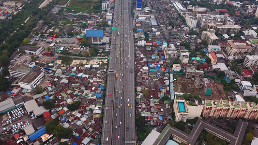 汽车在桥路上与建筑物一起行驶。高速公路班纳的鸟瞰图, 宏 Toey 建筑概念结构, 城市, 曼谷, 泰国