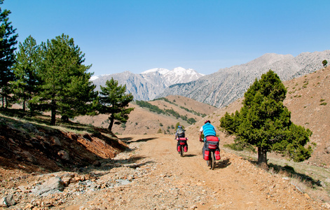 山区的土耳其两个骑自行车的人
