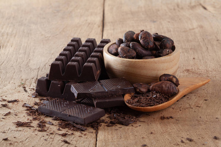 原料可可豆, 巧克力在木材背景下