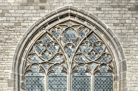 荷兰莱顿, 2018年4月25日 Hooglandse 教堂的哥特式窗口的上部部分