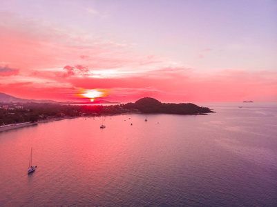 美丽的热带海滩和海与棕榈和其他树在苏梅岛岛泰国在日落时间度假和旅行鸟瞰