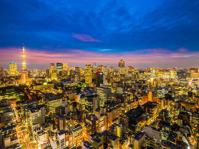 日本城市日落时期的美丽建筑与东京塔