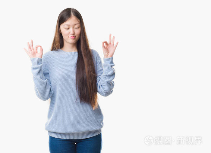 在孤独的背景下, 年轻的中国妇女放松和微笑闭上眼睛做冥想手势用手指