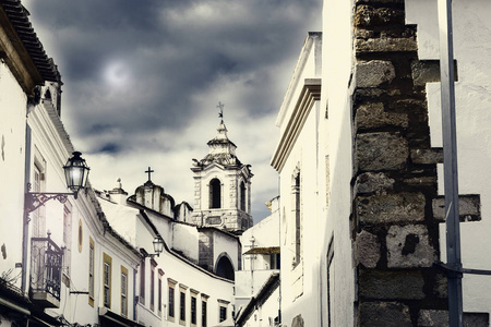 从月亮看中世纪葡萄牙城市的狭窄街道与古建筑