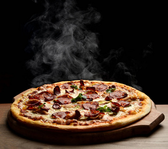 热的大香肠比萨饼美味的比萨饼成分与融化的奶酪培根西红柿火腿辣椒蒸汽烟雾