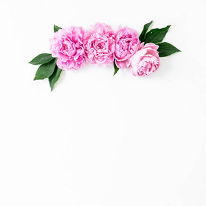 花框架与粉红色的玫瑰花和叶子白色的背景。平坦的平面, 顶部视图。花纹理